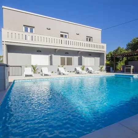 Bright With 5 Bedrooms In Pomer, With Private Pool, Enclosed Gar Apartment