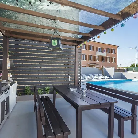 Apartment Bright With 5 Bedrooms In Pomer, With Private Pool, Enclosed Gar *