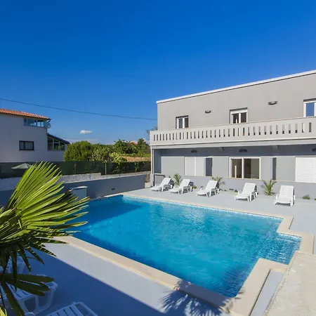 Bright With 5 Bedrooms In Pomer, With Private Pool, Enclosed Gar Apartment