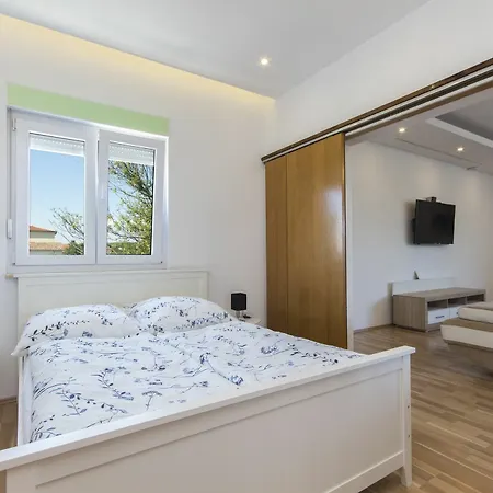 Bright With 5 Bedrooms In Pomer, With Private Pool, Enclosed Gar * Medulin